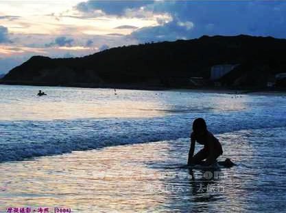 鲘门金丽湾海滩上的小女孩 红海湾