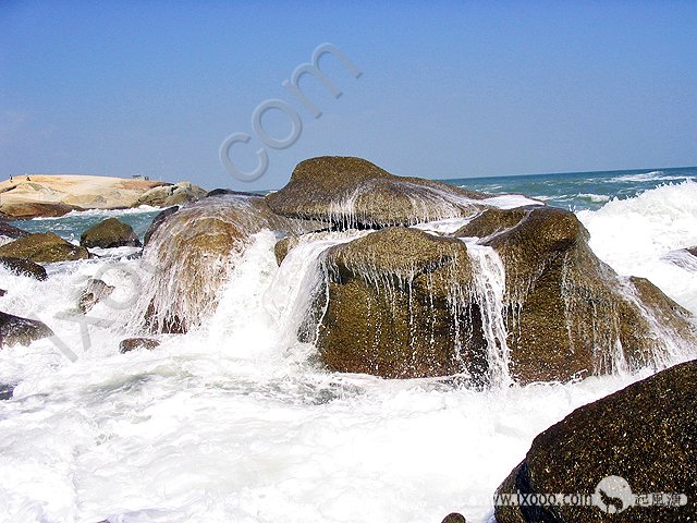 每次大浪打向海岩后，总是留下正片正片白色的浪花，等待下一次冲击…