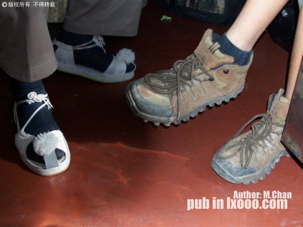 贵州前往陕西的火车上，河童正常的脚和一对漂亮的鞋子