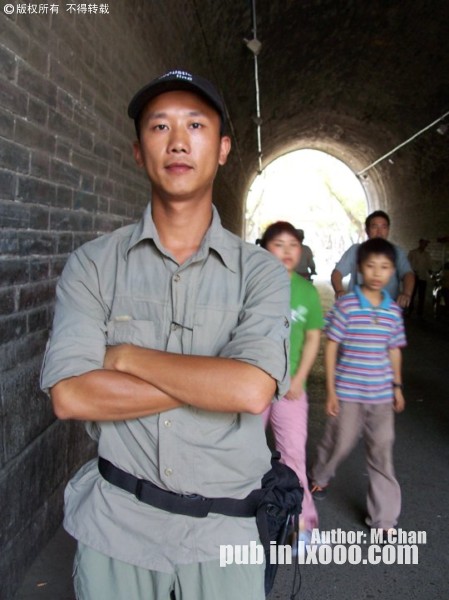 西安鼓楼附近的古城墙通廊里留影的摩凝(M.Chan)