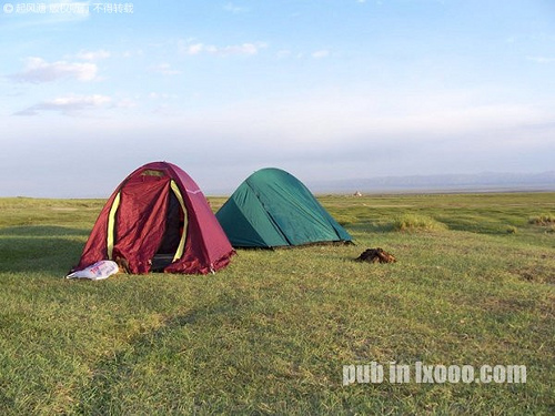 AM7H03M，巴里坤湖畔的两个帐篷