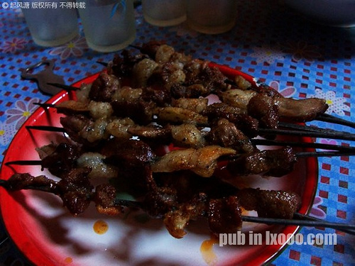 巴里坤县城郊区哈萨克毡房里的烤羊肉