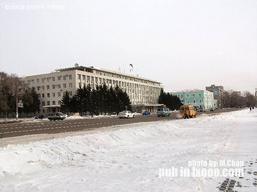 在布拉戈维申斯克列宁广场对面的阿穆尔州首府大楼