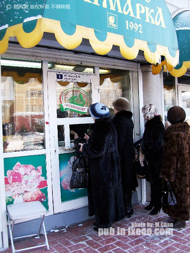 排队等候购买的俄罗斯妇女们