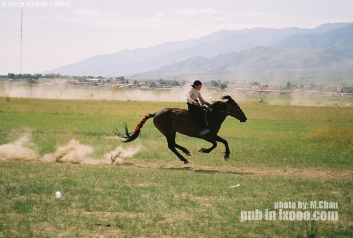 巴里坤湖畔骑马的哈萨克族小孩@新疆 哈密地区