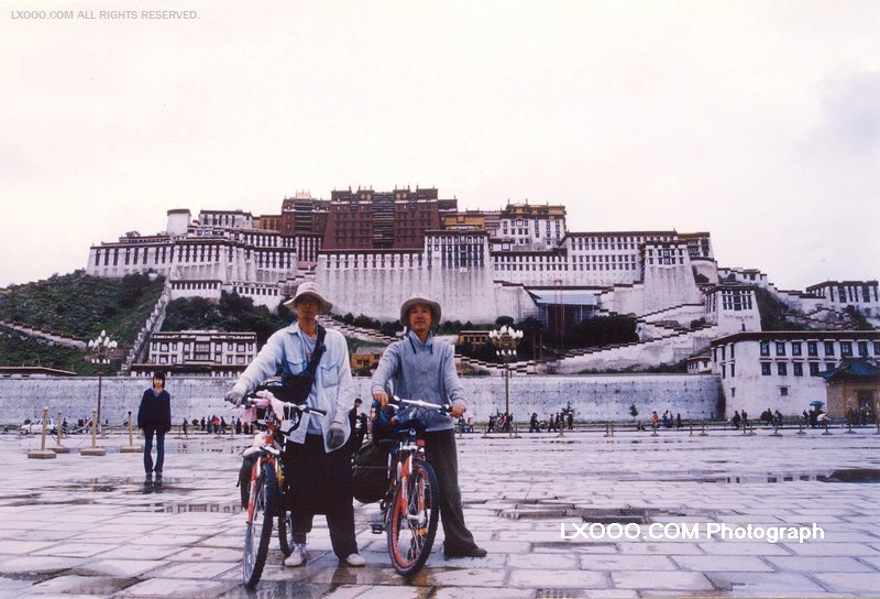 2003年九月，完成青藏线骑行到达拉萨，这是布达拉宫