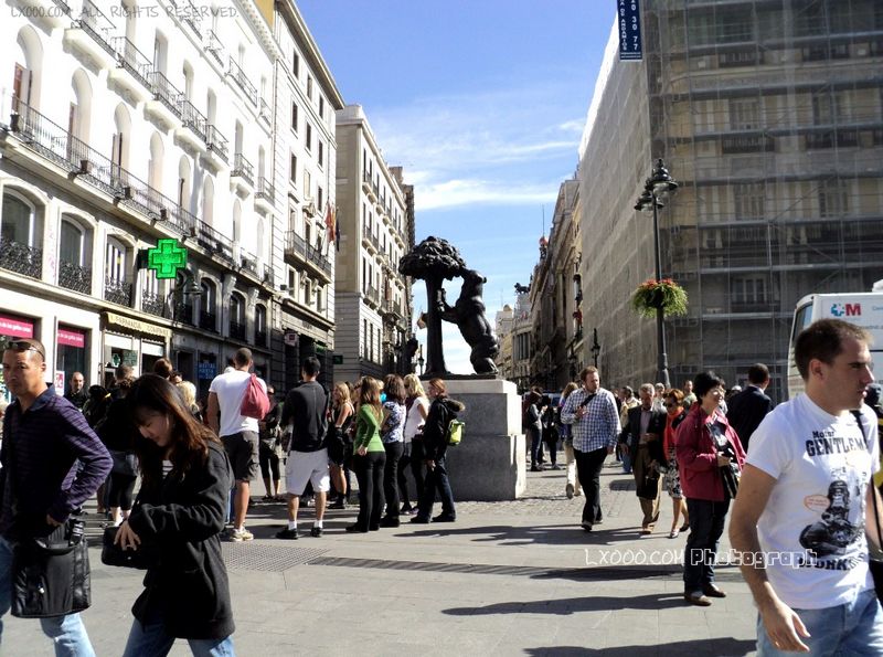 马德里地标“吃树上蜂蜜的熊”铜像