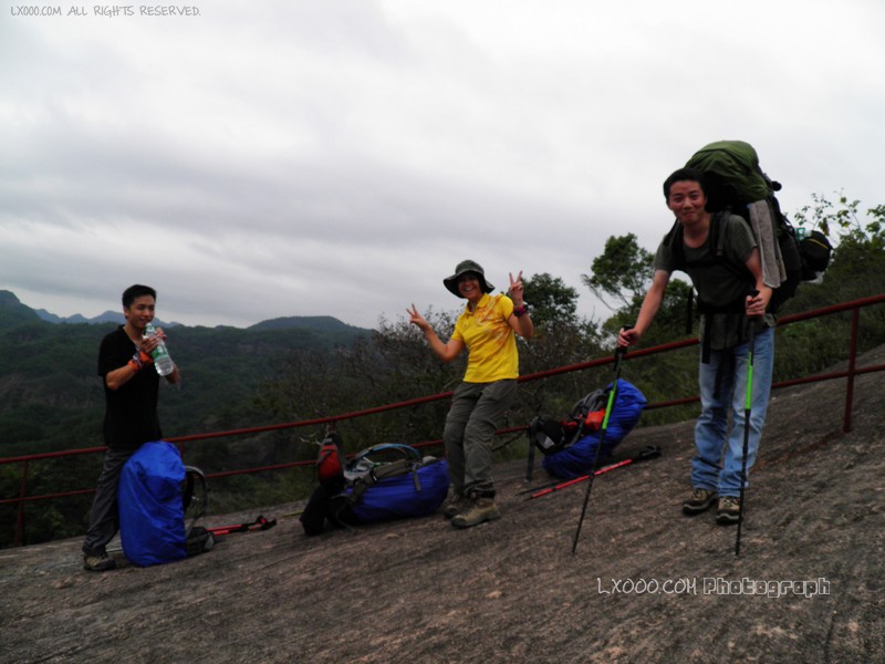 丹霞山白寨天梯之上的德少、叶子和山奇