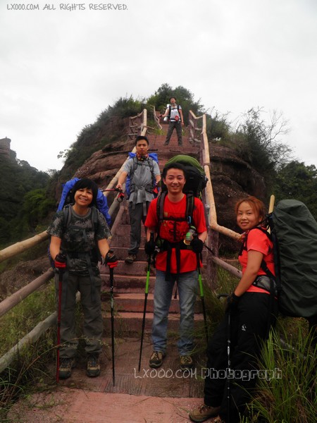 丹霞山巴寨山脚合影（叶子、德少、山奇和一一）