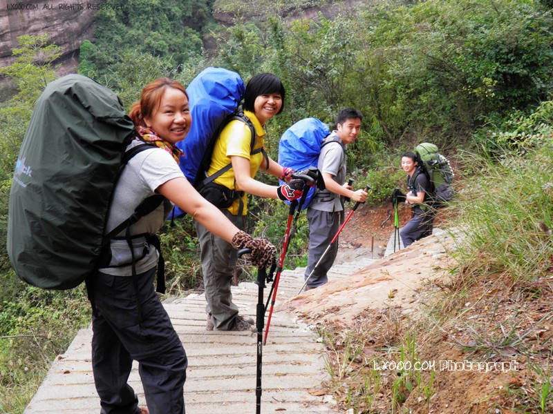 丹霞山五仙岩下山（一一、叶子、德少和山奇）