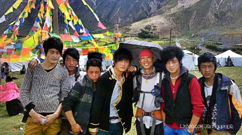 与果（俄）拉村的藏族小伙子们合影